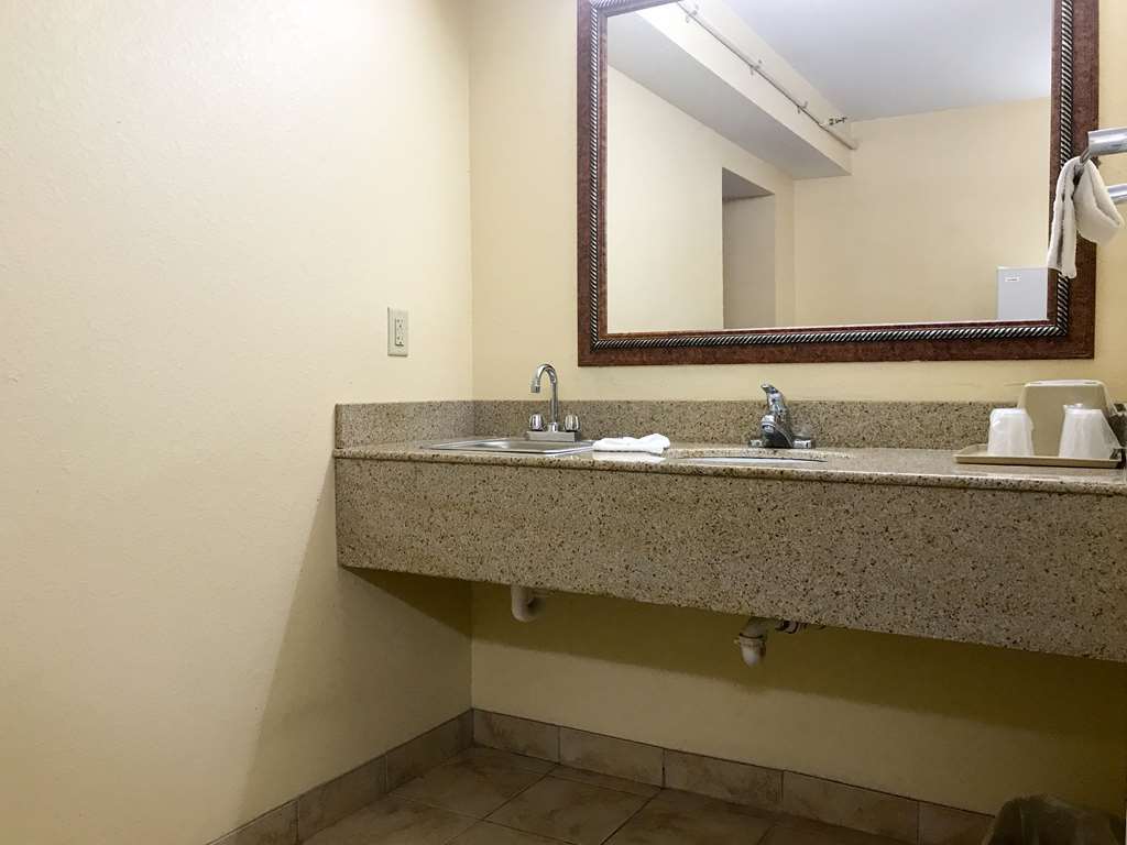 Rodeway Inn & Suites Macon Room photo